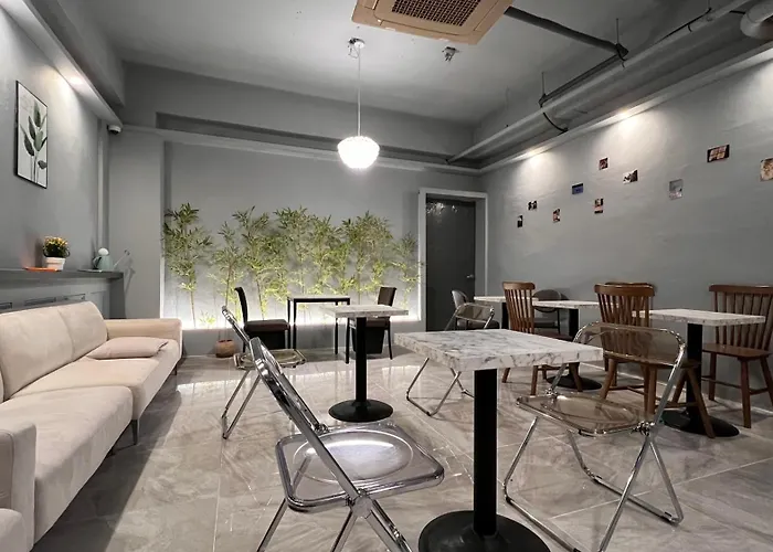 Maru Hotel *